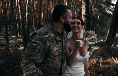 Slavna ukrajinska snajperistica se udala za suborca u šumi kod Harkiva: 'Ovo je poseban dan'