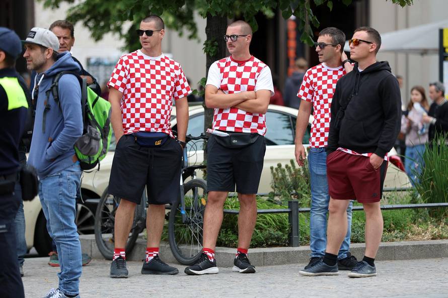 Berlin: Pored Fan zone blizu Brandenburških vrata počeli su se okupljati hrvatski navijači