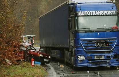 Zagorje: Vozač (45) auta udario u kamion i poginuo