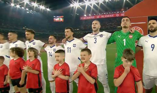 VIDEO Albanska djeca rukama pokazivala dvoglavog orla, zaglušujući zvižduci himni Srbije