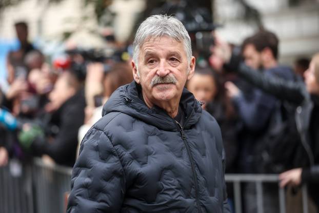 Sarajevo: Dolazak uzvanika na komemoraciju za Halida Bešlića u Narodno pozorište