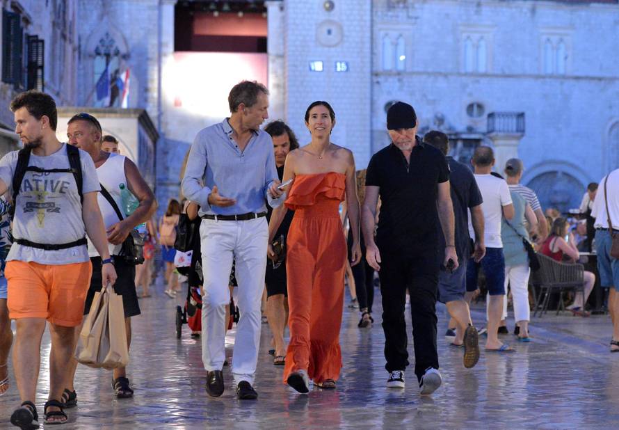 The Edge provjerava 'je li zrak čist': U2 prošetali po Stradunu