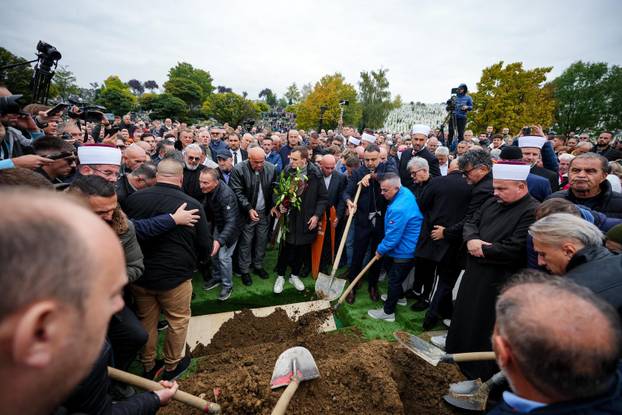 Sarajevo: Posljednji ispraćaj Halida Bešlića na gradskom groblju Bare