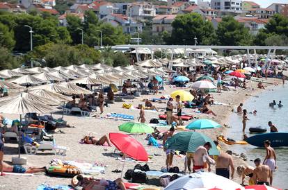 FOTO Plaža u Brodarici je krcata kupačima:  Toplinski val bliži se kraju, pogledajte ljetne prizore