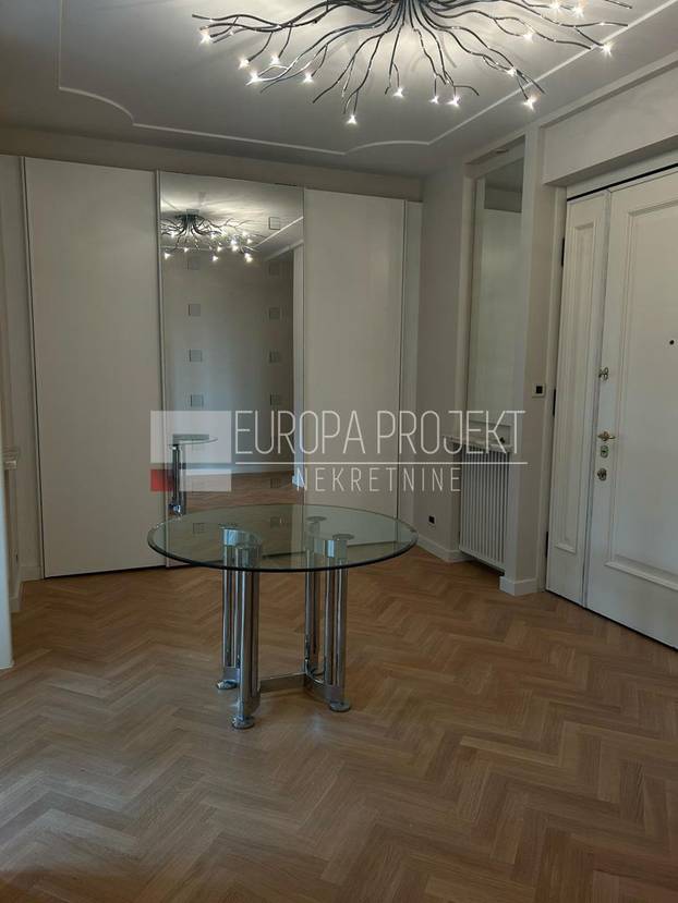 FOTO Zlatna tuš kabina, telefon kraj WC-a! Ovaj stan iznajmljuju na Trgu u Zagrebu. I cijena je hit