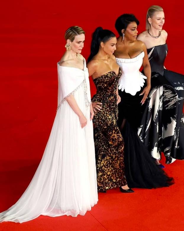 FOTO Kim jedva ugurala grudi u seksi haljinu za premijeru serije