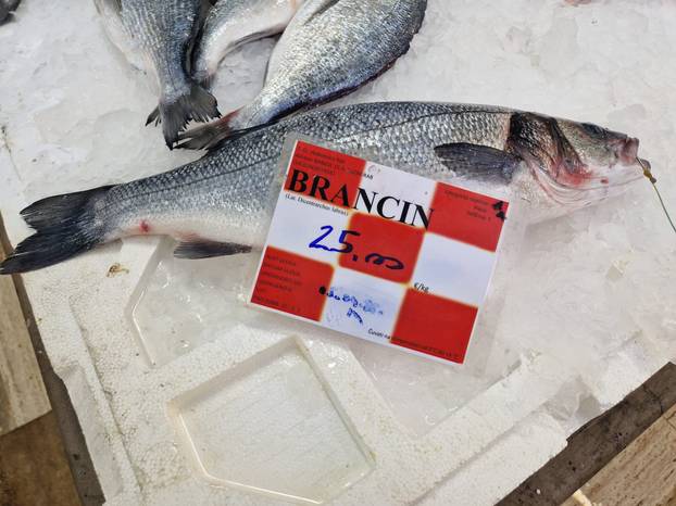 FOTO 'Pa to nije normalno, kila rajčica sedam eura! Nemam ja toliko, kupila sam tri komada'