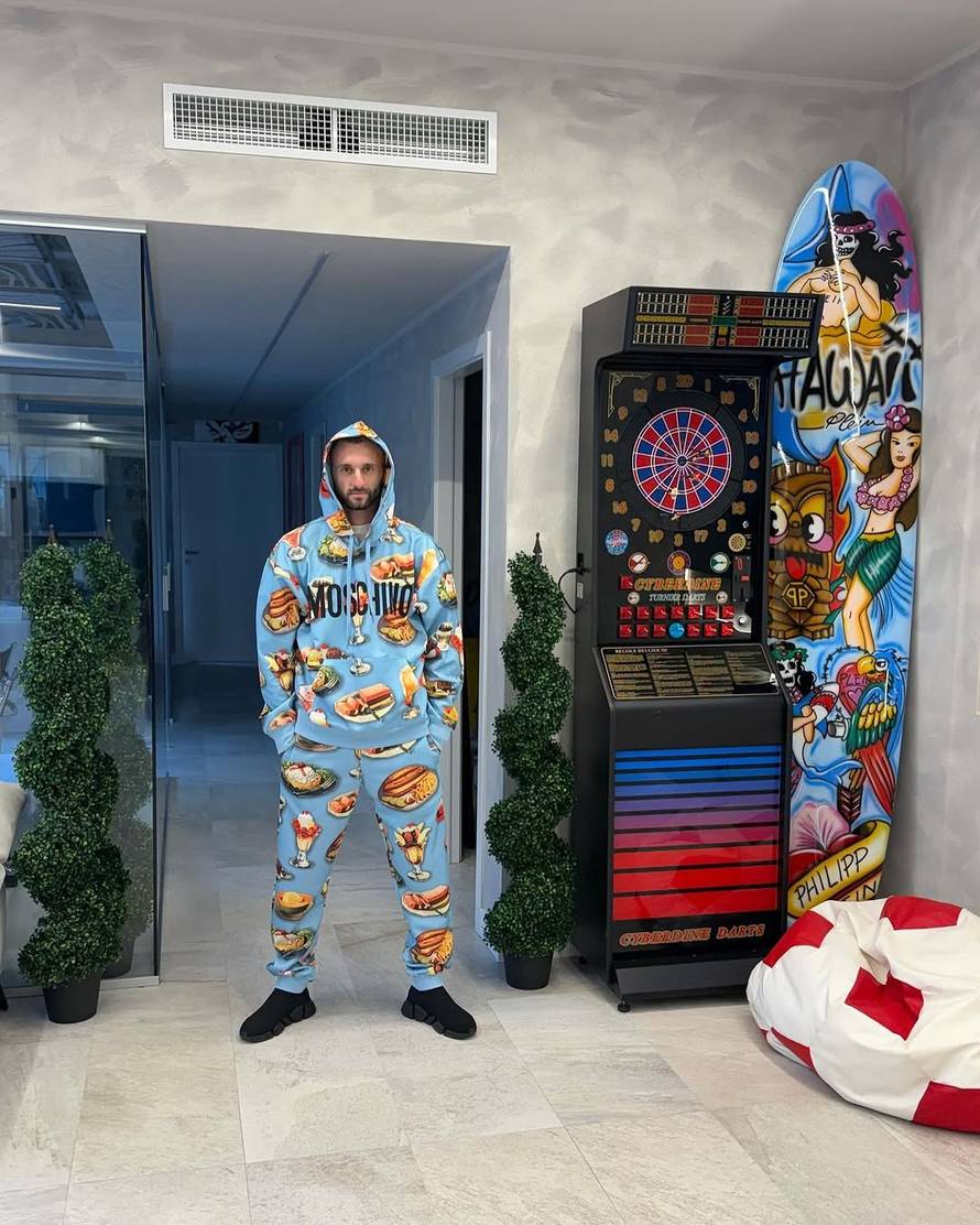 Brozović je u trenirci s pizzama nasmijao Modrića i ekipu: Ma, još ti samo nedostaje salama!