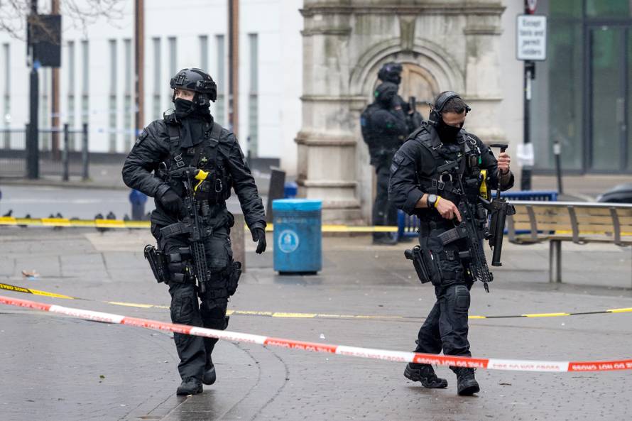 ?ovjek maše nožem s prozora u Lewishamu, policija na terenu