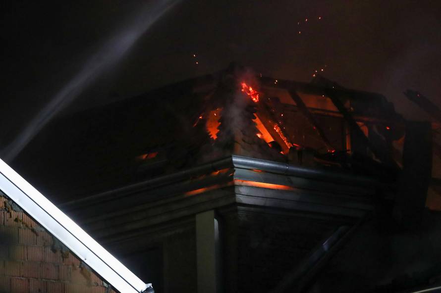 Zagreb: Na krovištu zgrade na Zrinjevcu buknuo požar