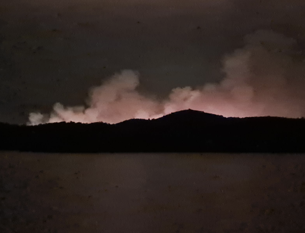 Otok Lavdara u plamenu. Pogled iz uvale Telašćica