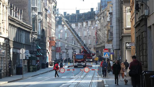 Zagreb: Vatrogasci u Ilici ruše dijelove fasada sa zgrada koji prijete prolaznicima najprometnije ulice
