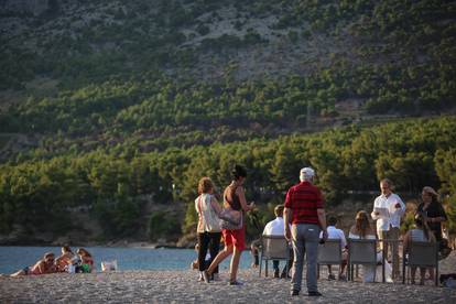 Ljubav je na Bolu: Njemački par vjenčao se na plaži 'Zlatni rat'