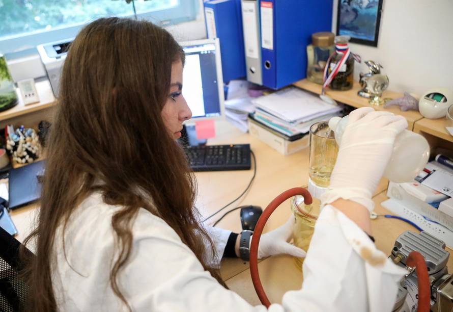 Andrea (16) iz MIOC-a ispituje ima li mikroplastike u vodi iz spilja koju joj donose speleolozi