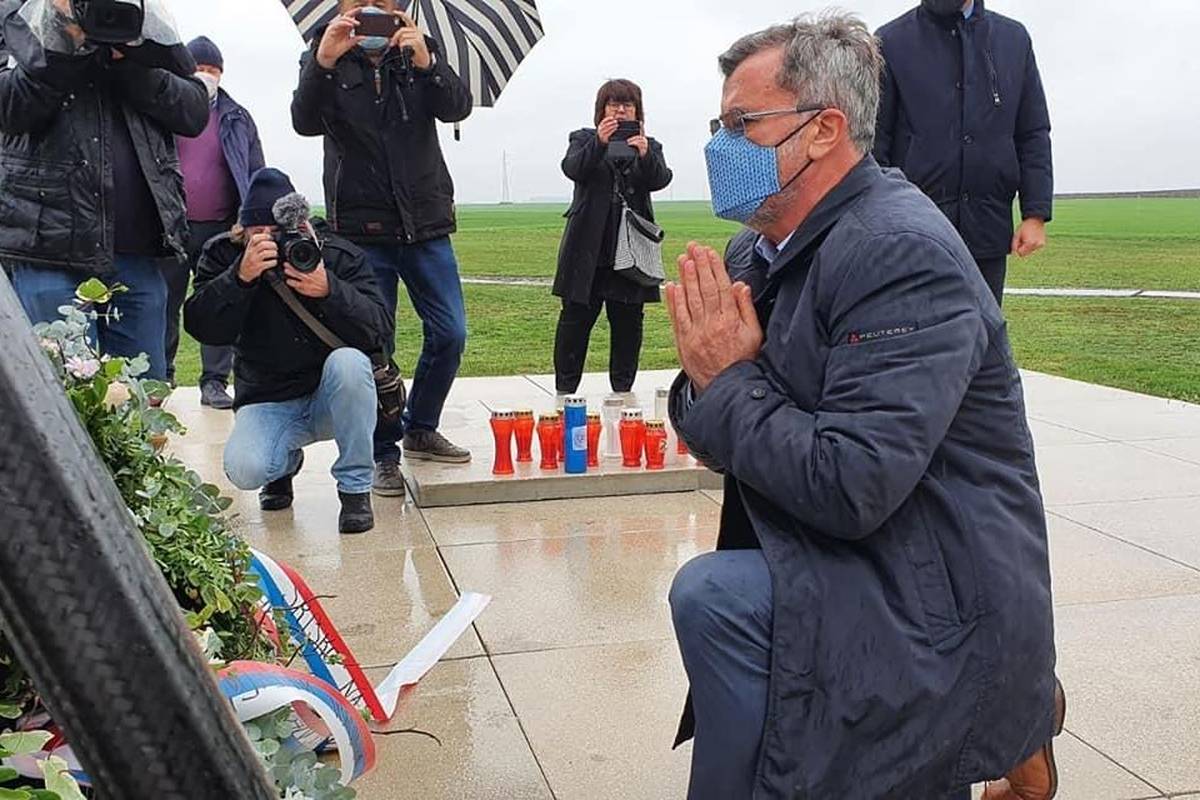 Vučićev izaslanik odao počast žrtvama na Ovčari: 'Želio sam učiniti nešto više od puke geste'