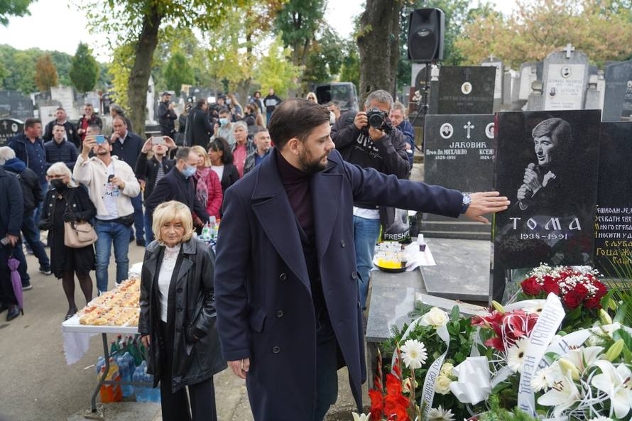 At the Central Cemetery marked the 30th anniversary of the death of the legendary bohemian and folk music singer Toma Zdravkovic.Na Centralnom groblju obelezeno 30 godina od smrti legendarnog boema i pevaca narodne muzike Tome Zdravkovica.