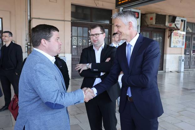 Zagreb:  Prvi elektrobaterijski vlak pušten u promet