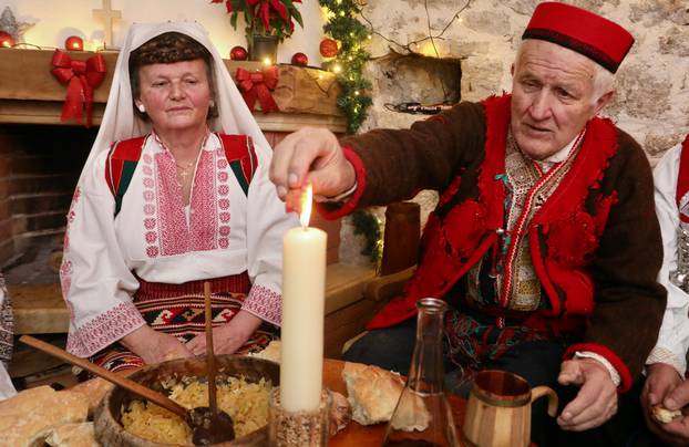 Blagdanski običaji na Badnjak i Božić na području Vrlike