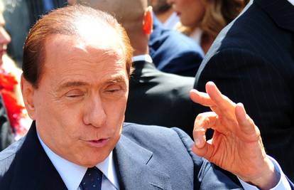 Berlusconi: Popularan sam, a kad izađem van zastaje promet