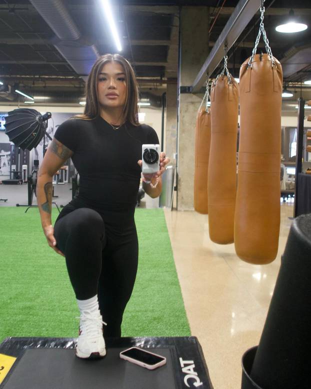 FOTO Atraktivna borkinja UFC-a i Playboyeva zečica snimile su kako se hrvaju. Fanovi u ekstazi