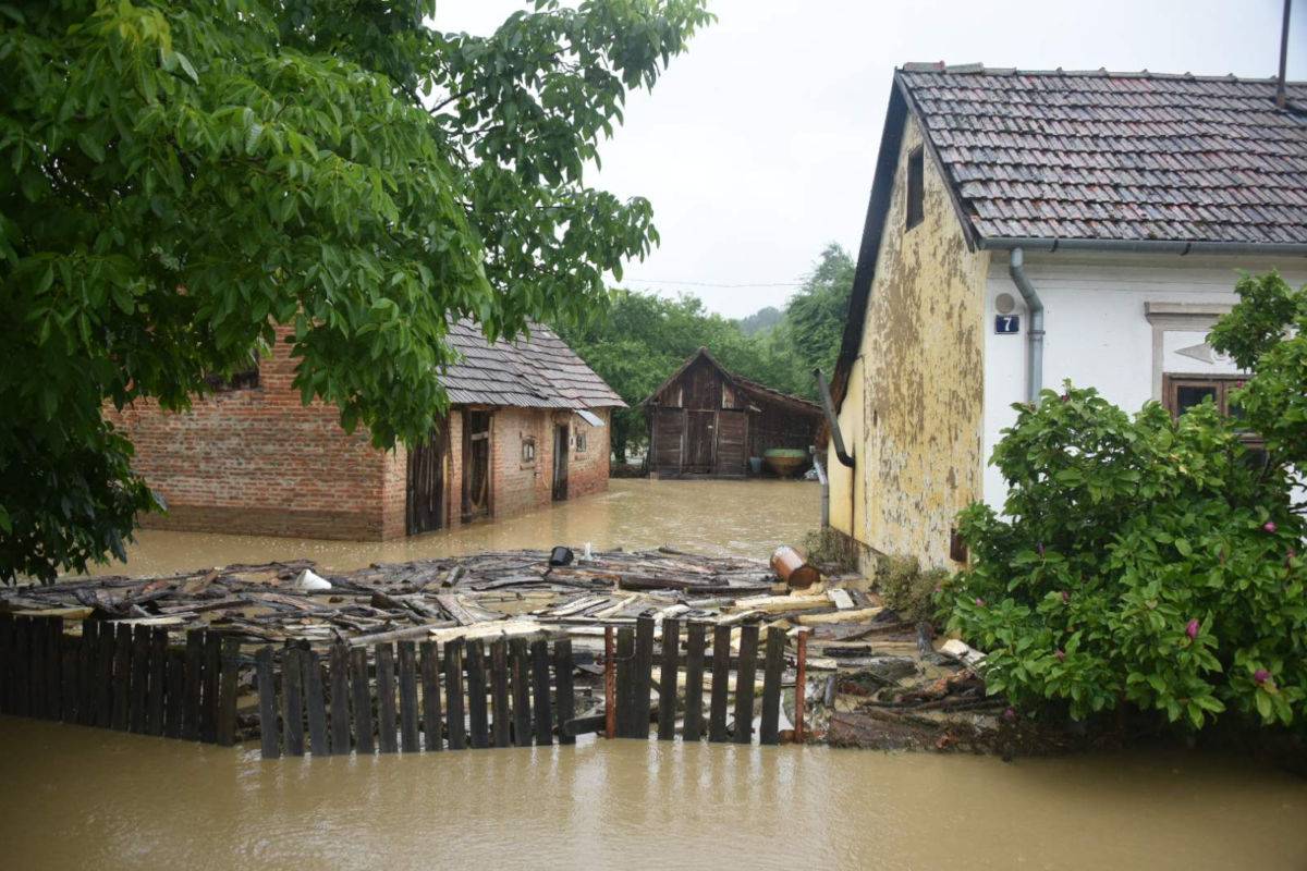 Potop na području Našica, sela i polja pod vodom: 'Starica je dva dana bila zarobljena u kući'