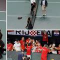 Aktivisti prekinuli Ćorićev meč u Davis Cupu: Vezali se za mrežu, redari ih vukli po terenu