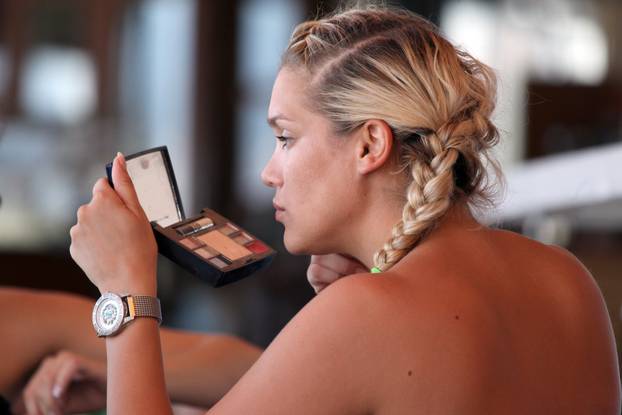 Opatija: Petra Maroja po?ela popravljati šminku ?im je ugledala fotografa