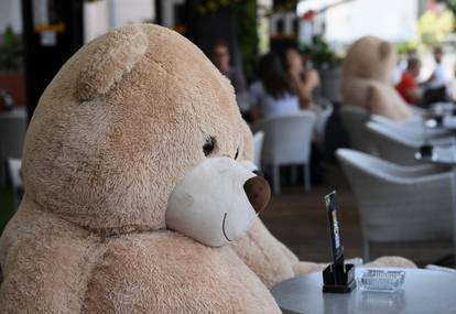 U Zagrebu plišani medvjedići održavaju socijalnu distancu