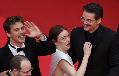 'Pa taj izraz lica je urnebesan!' Emmu Stone u Cannesu prepala  pčela, kolege su je spašavali...