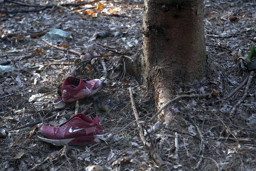 Migrantima su crne vreće znak za siguran prolaz kroz šumu...