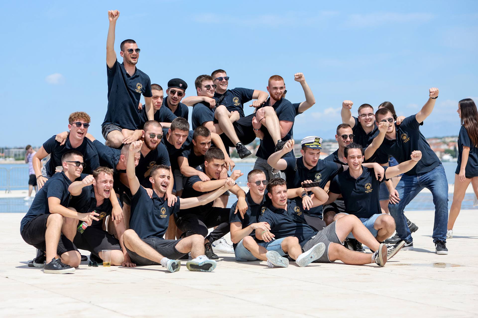 Zadar: Maturanti proslavili kraj školovanja skakanjem u more 