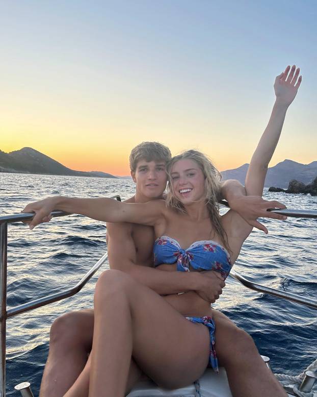 FOTO Hajdukovac kleknuo pred Amerikanku, sad napušta klub. 'Ti si odgovor na moje molitve'