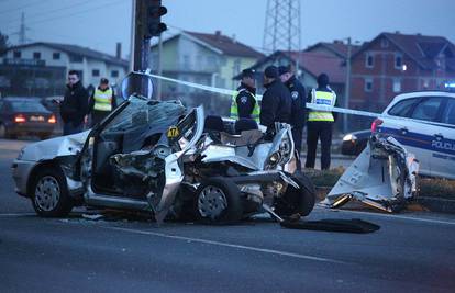 Vozačica (25)  je čekala zeleno: Kombi naletio, umrla na mjestu