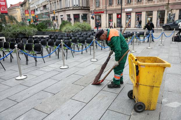 Sarajevo: Dolazak uzvanika na komemoraciju za Halida Bešlića u Narodno pozorište 