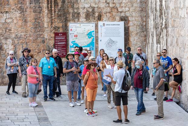 25.09.2021., Dubrovnik - Kraj rujna u Dubrovniku. Velike grupe turista u obilasku grada. Photo: Grgo Jelavic/PIXSELL