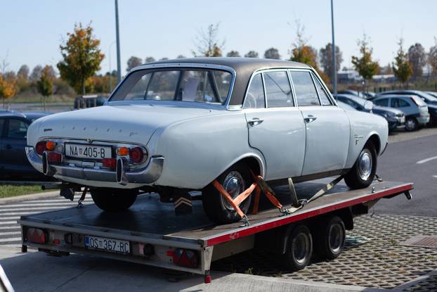 Osijek: Izložba oldtimer vozila ispred Gospodarskog centra