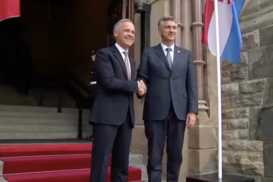 Plenkovi&cacute; se sastao u Kanadi s premijerom Carneyjem. Dali su si dresove: 'Tu su brojni Hrvati'