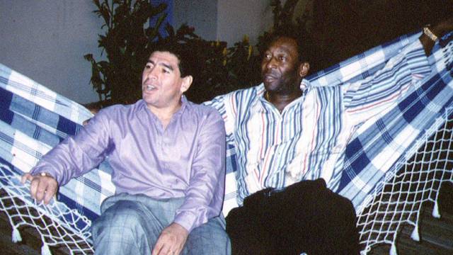 FILE PHOTO:  Soccer legends Maradona and Pele