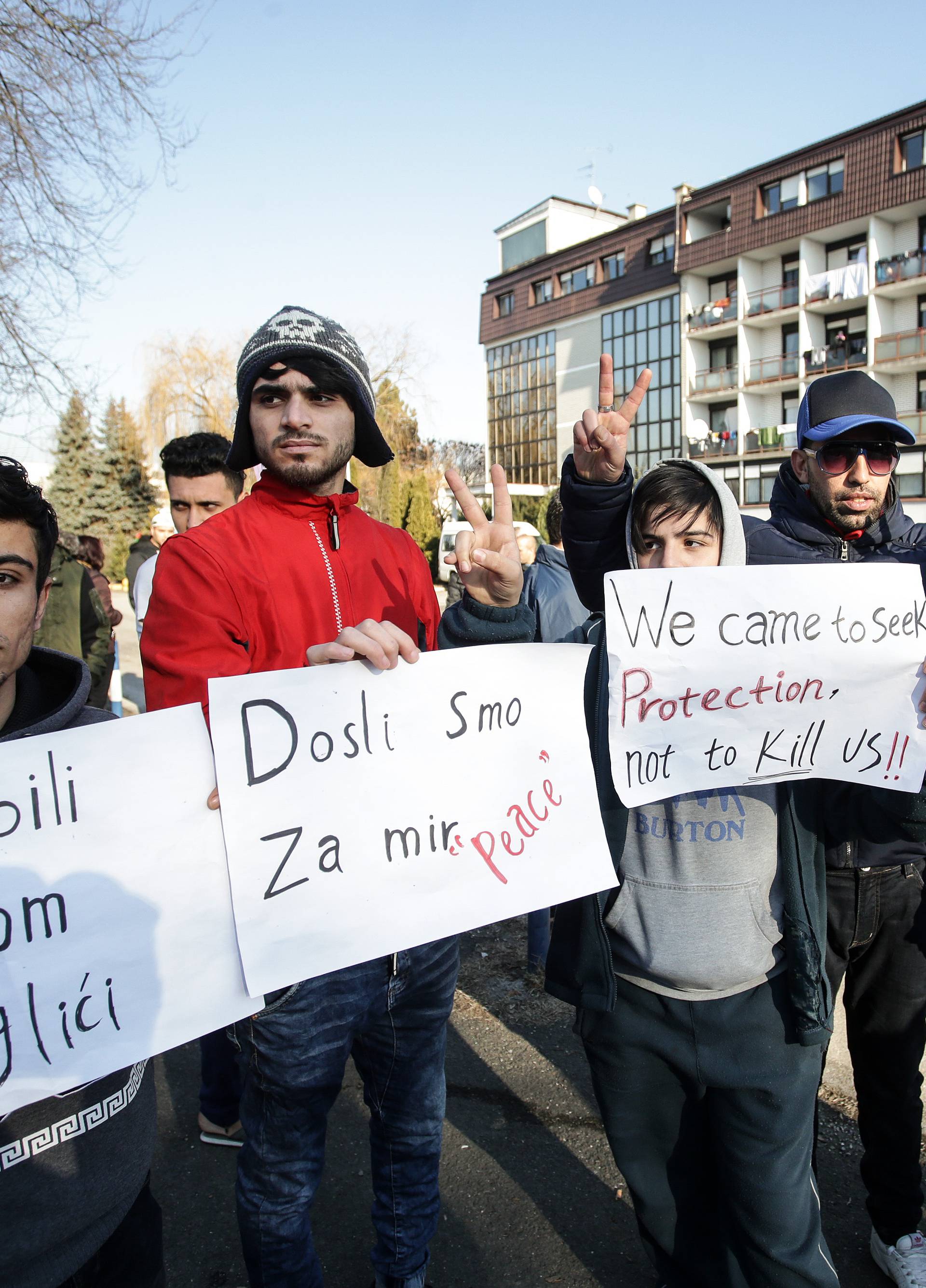 Ljuti azilanti: 'Napadaju nas'; Policija: 'Tražimo napadače'