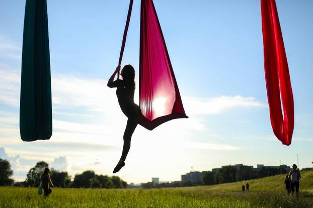 Čarobni ples na svili: Predivne siluete ispod mosta Mladosti