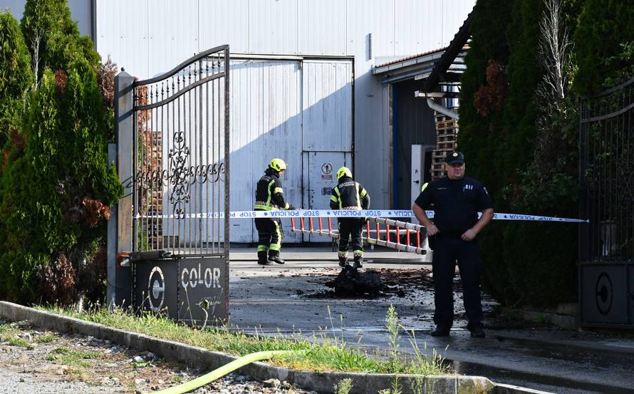 FOTO Ugasili požar kod Požege: Izgorjeli skupocjeni auti, veću tragediju spriječili su vatrogasci