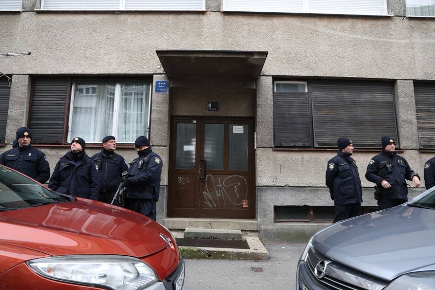 Prosvjednici  su stigli pred stan Tomislava Tomaševića i najavili  da će pjevati Thompsonove pjesme 