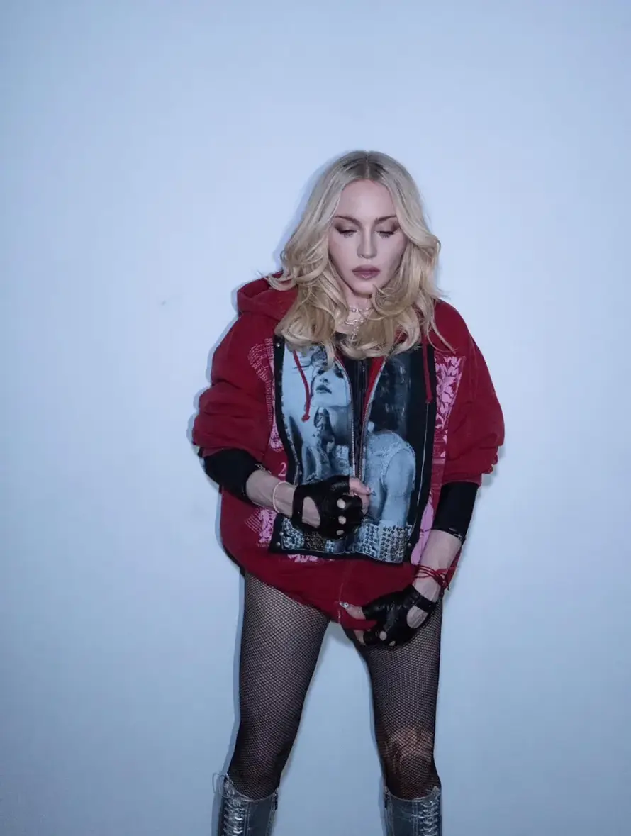 Madonna pozirala u prozirnom grudnjaku i pokazivala grudi