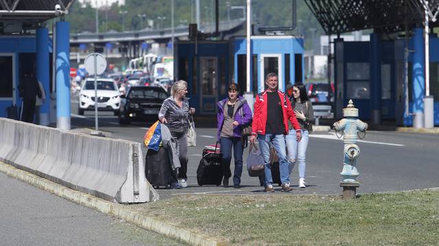 Kaos na Bregani: Ljudi izlaze iz buseva i granicu prelaze pješke