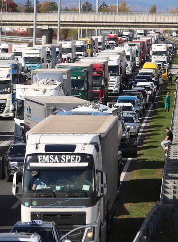 Zagreb: Zbog nesreće između Jakuševca i Kosnice stvaraju se velike gužve
