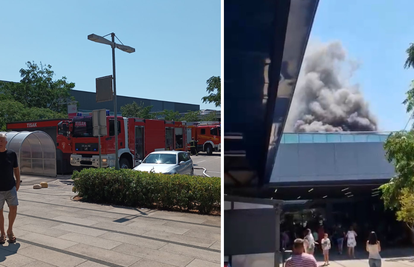 VIDEO Požar u šoping centru u Šibeniku: Dvoje ljudi je zapelo u liftu, vatrogasci ih spašavaju