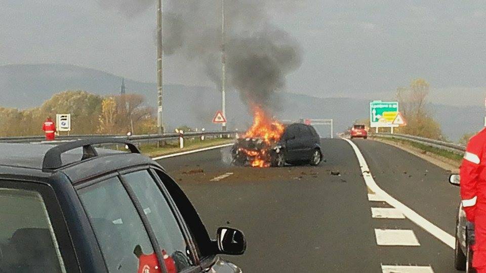 Zabio se u zaštitinu ogradu i zapalio: Ford potpuno izgorio