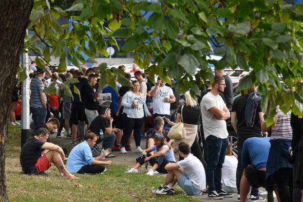 Zagreb: Stotine navijača satima strpljivo čekaju u redu kako bi nabavili ulaznice za utakmicu između Dinama i Chelseaja 