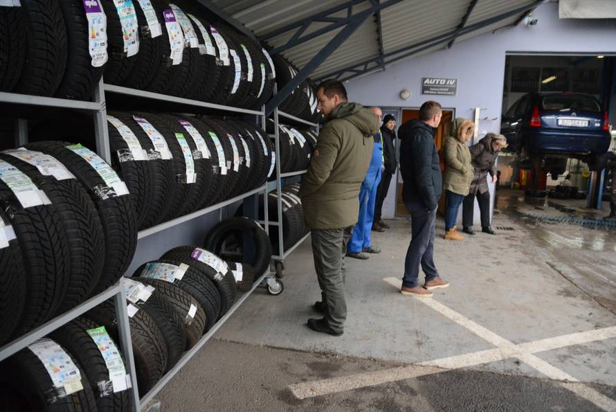 Prvi snijeg stvorio je velike guÅ¾ve kod vulkanizera pa se na izmjenu guma Äekalo po nekoliko sati