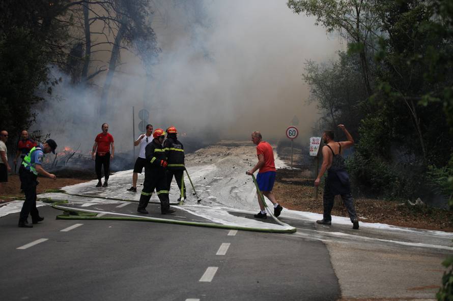 VIDEO Požar u Puli je pod nadzorom: Izgorjelo 40 hektara, uspjeli obraniti kuće